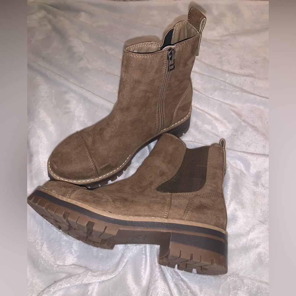 Women’s Chelsea Boots